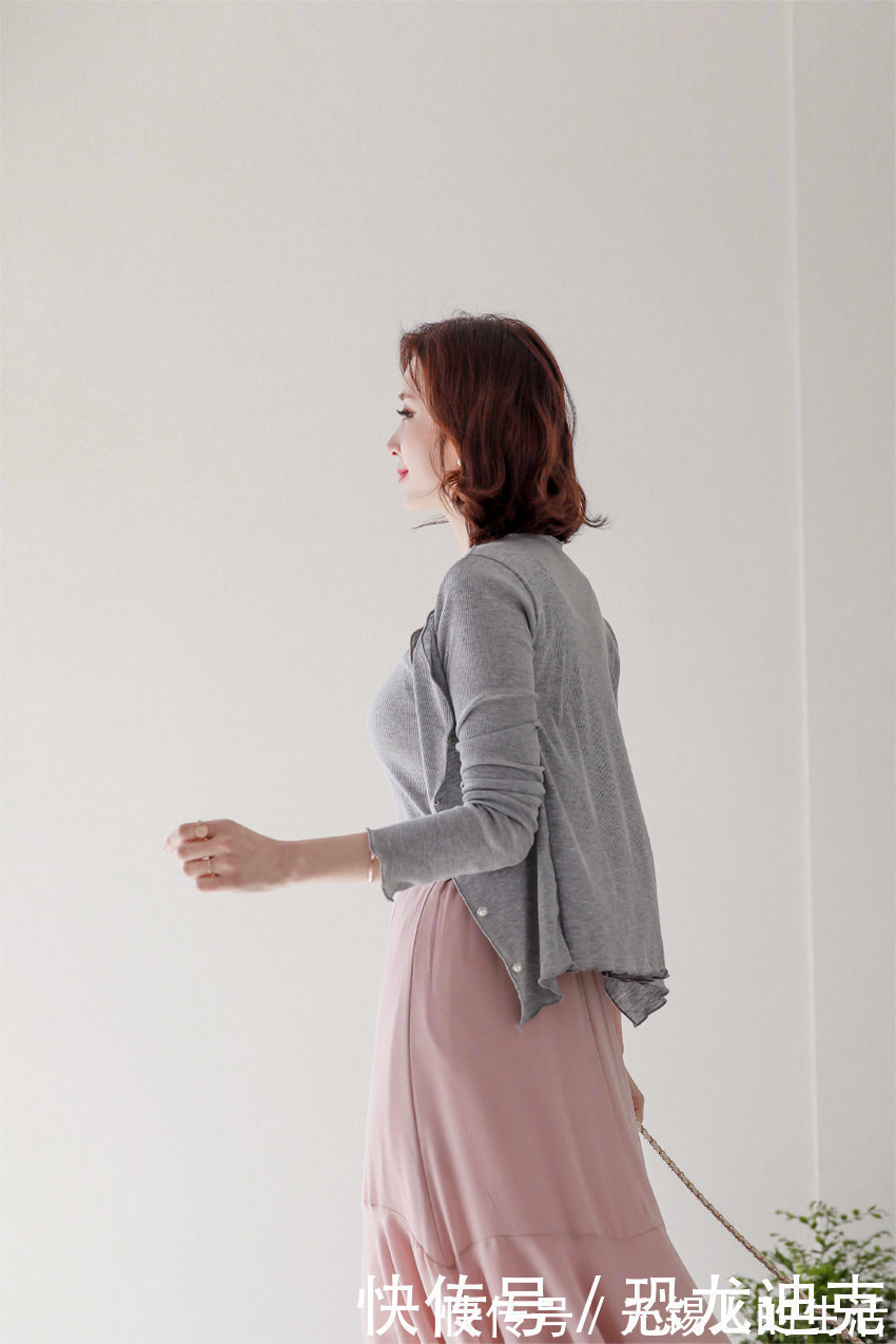 美女 穿过膝长裙的美女模特,端庄优雅的气质很迷人