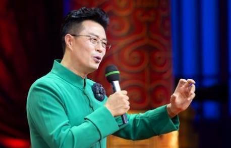 他是央视名嘴，妻子意外瘫痪不离不弃，今52岁儿女双全成人生赢家