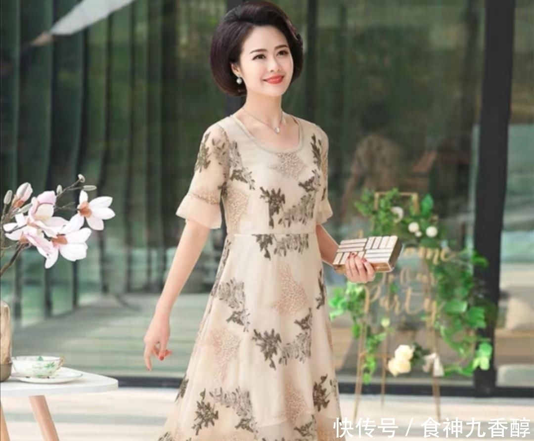 中年的你还在穿紧身裤优雅女人都穿裙子了,时髦又减龄