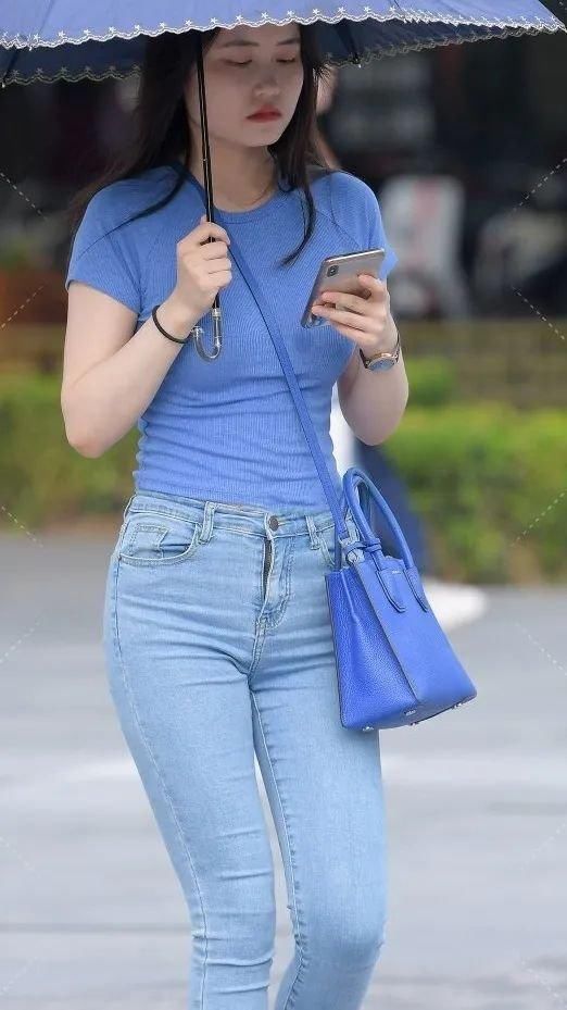 蓝色|当蓝色T恤遇见蓝色牛仔裤,元气满满的清凉风