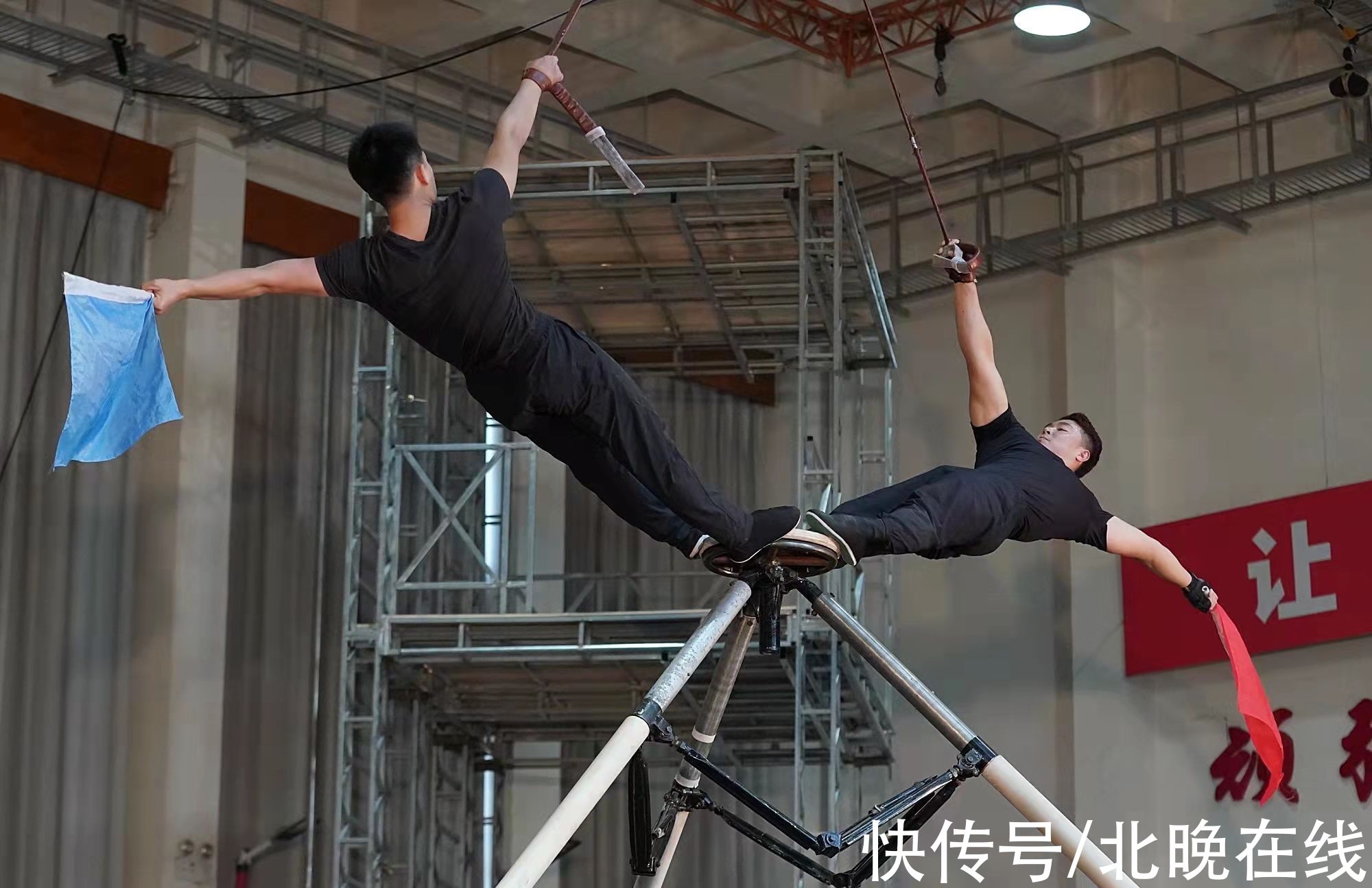 中国杂技团#《呼叫4921》用杂技呈现警察父子先后牺牲感人故事,黄宏:几度无法进行下去