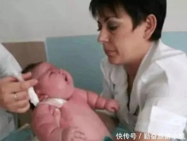 新生儿|500斤孕妇进医院成功顺产,母子平安,丈夫看到宝宝后却愣在原地