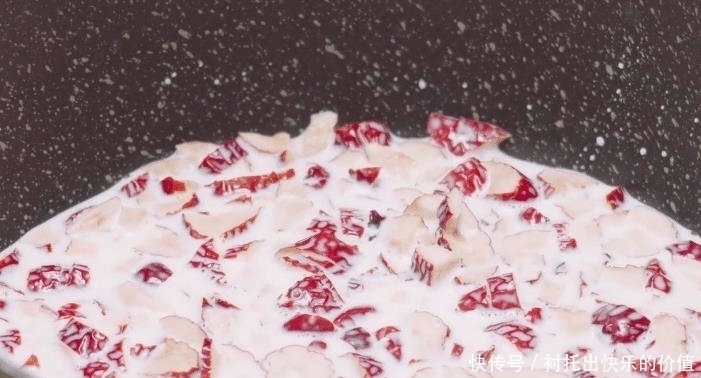 想吃红枣糕不用买,不揉面,不发面,软嫩蓬松又营养,孩子特喜欢