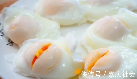 不粘锅|煮荷包蛋时，别直接开水下锅煮！再加这2步，鸡蛋嫩滑不粘锅