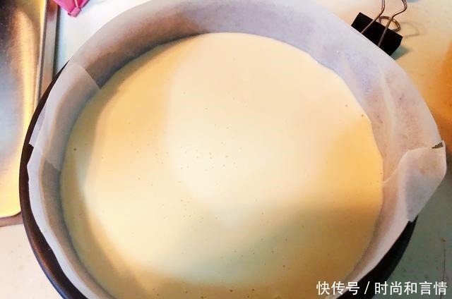 一碗糯米粉、一个蒸红薯,拌一拌、烤一烤,外脆里糯,香甜还爆浆