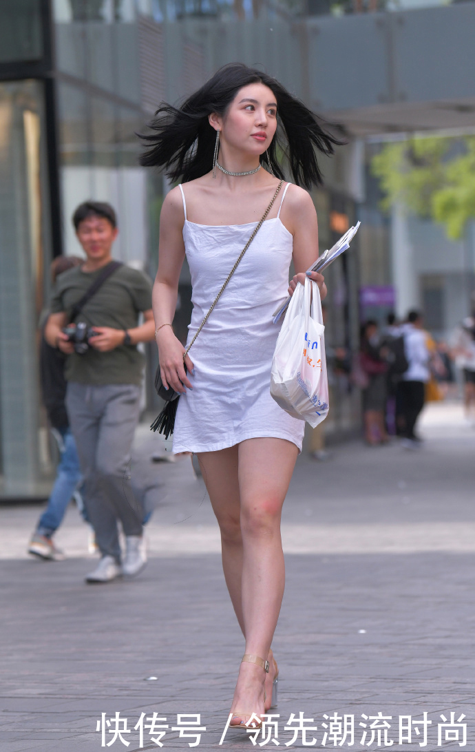 吊带连衣裙 白嫩而可人的小姐姐,穿“简单”的吊带连衣裙,美得精致!