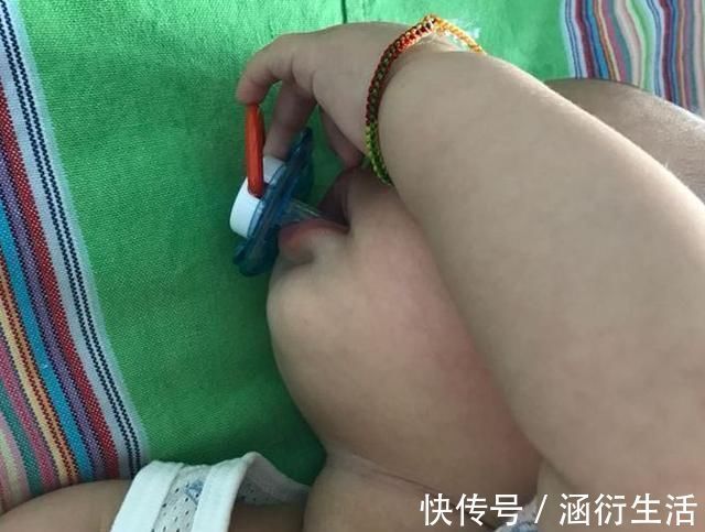 小宝宝|2岁儿子总学金鱼“嘟嘴”,爸妈觉很可爱,奶奶一掰开直接去医院