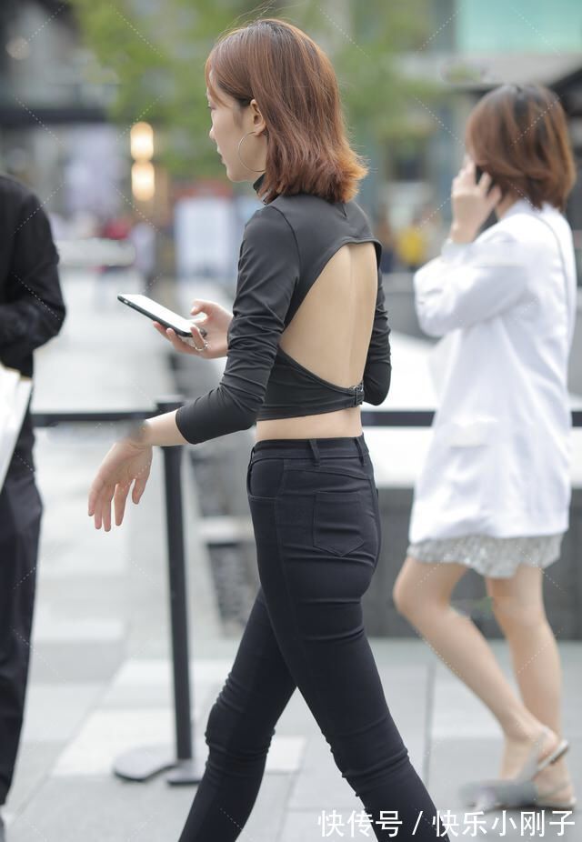 上衣 黑色半高领露背装,搭配黑色紧身裤,酷飒时髦的纯黑色套装