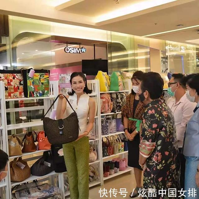 泰国“甄嬛”摊牌了!换新发型后穿衣变大胆,逛街试披肩一脸得意