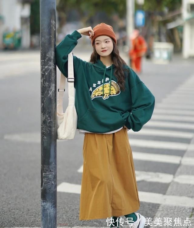 打底衫 早秋卫衣搭配,这些人气卫衣值得尝试,简单百搭很显活力!