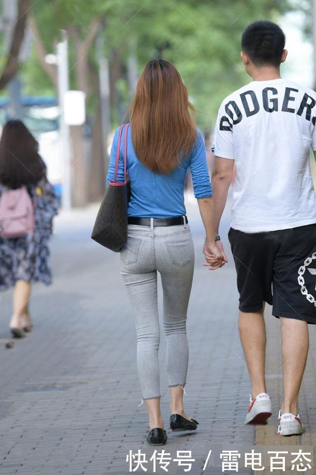 美女休闲牛仔裤搭冷色系的蓝色打底衫,让造型轻松远离俗气感