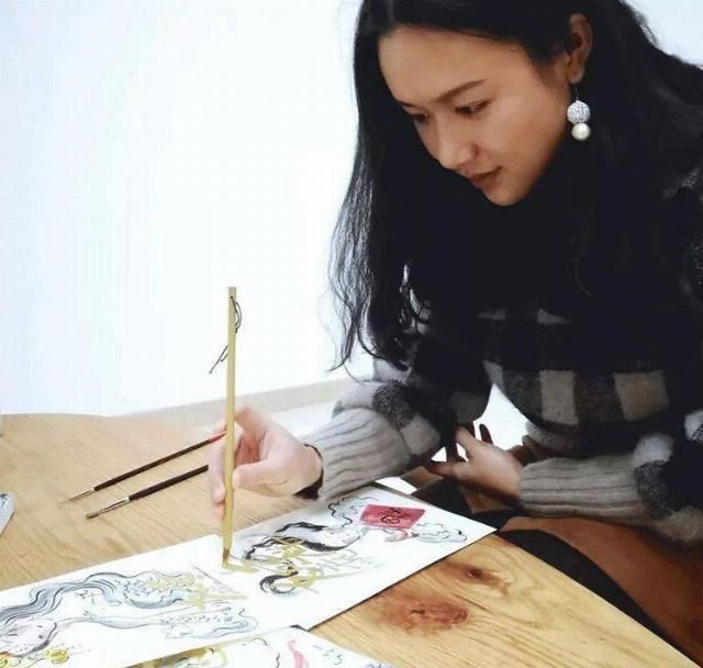 插画师@92年中国最美插画师,闭关一年画洛神,一笑倾城