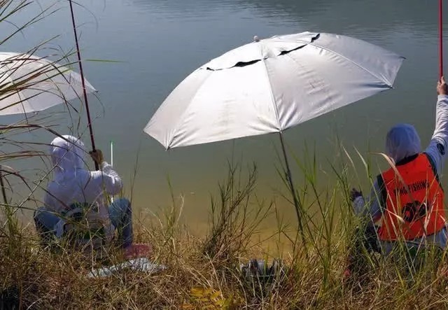 天气越来越冷，用蚯蚓钓鱼，多一个小步骤事半功倍