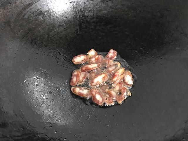 天气转凉，这碱性蔬菜要多吃，和腊肠一起炒，鲜香入味又下饭