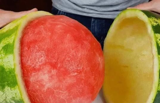 韩国|中国人吃西瓜豪放,韩国人吃西瓜精致,看到迪拜人吃西瓜众人笑了