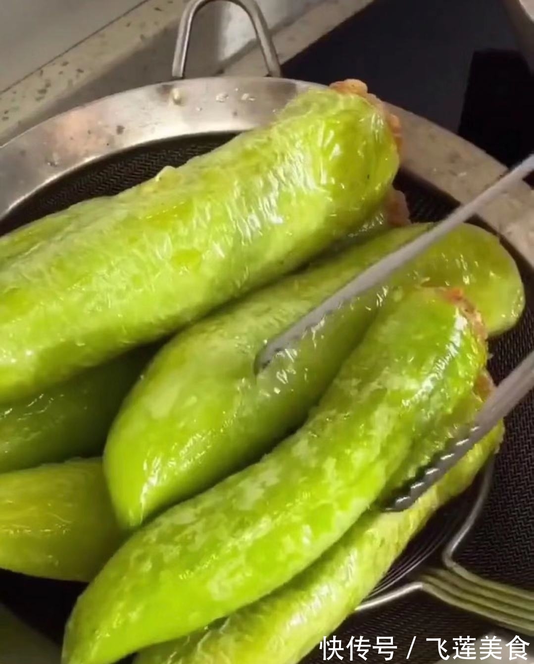 虎皮青椒酿肉,做法简单又快速,美味又解馋,闻着实在太香啦~