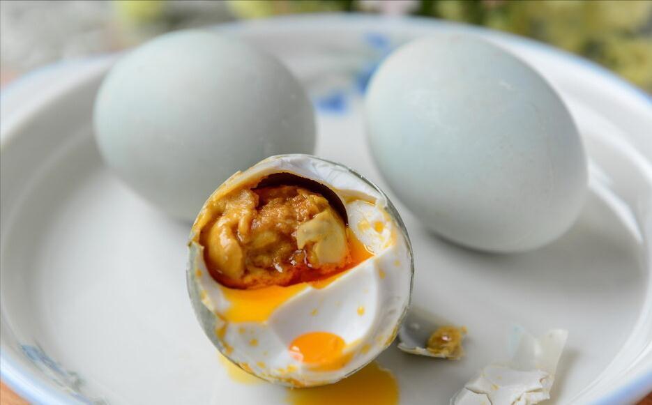 腌咸鸭蛋，不泡盐水不裹泥巴，教你一个新式腌法，个个流油起沙