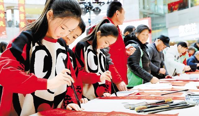 纪晓岚$刘家人出上联“刘邦刘备刘德华”,周家人对出下联堪称经典