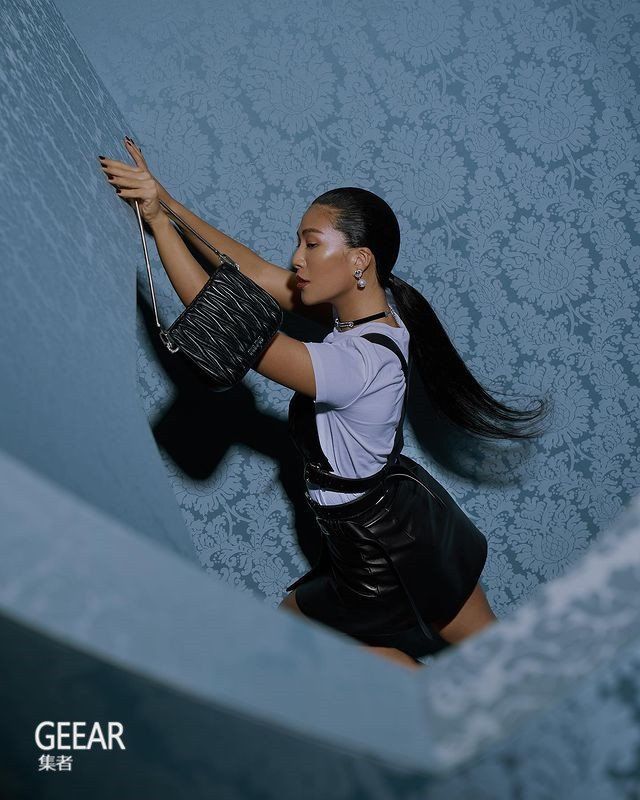 时髦女生都默默背起这款MiuMiu腋下包！