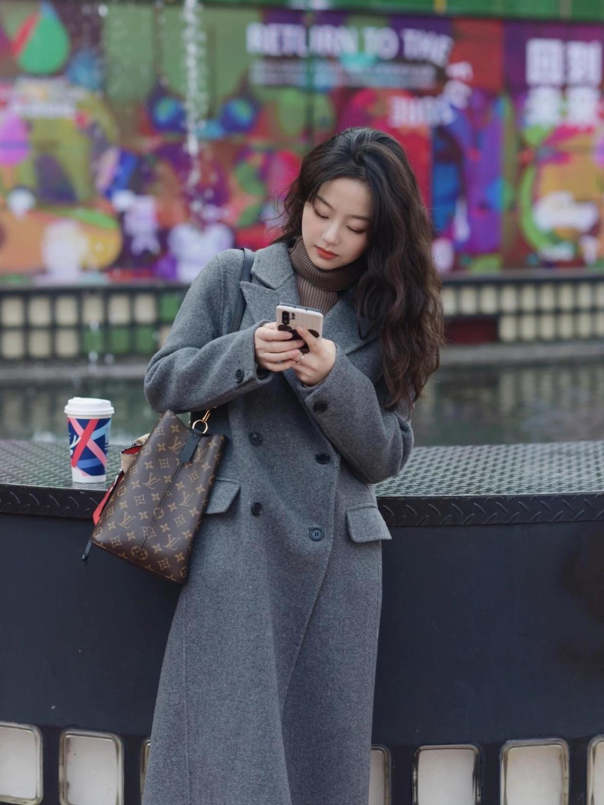 垫肩 基础款大衣也能穿出酷炫感,试试这些搭配方式,干练利落又有格调