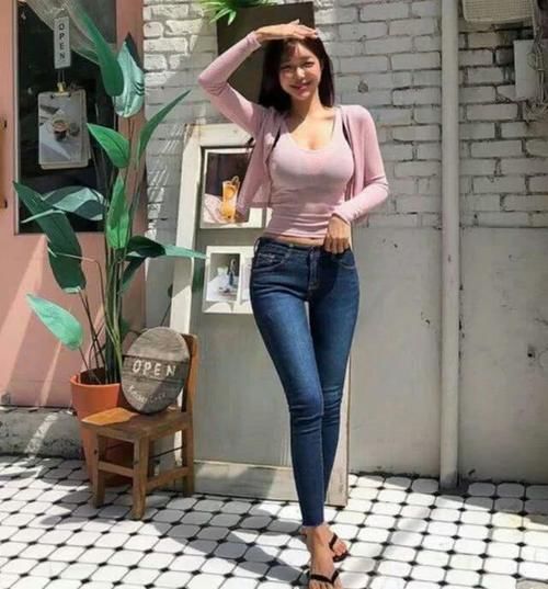 弧线|小姐姐们个个紧身牛仔裤,凸显女人优美弧线,实在是太美了!