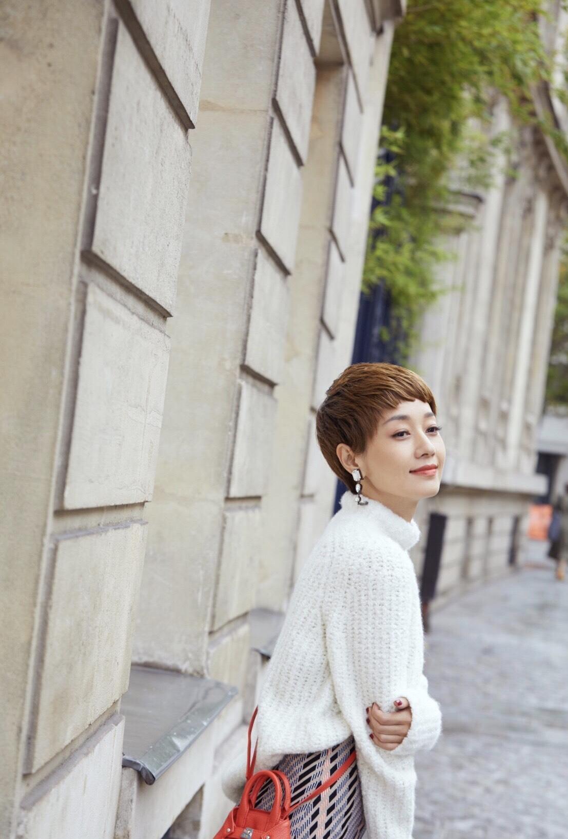 都说“马伊琍”很有气质,原来是很会穿,针织毛衣搭半身裙超时髦