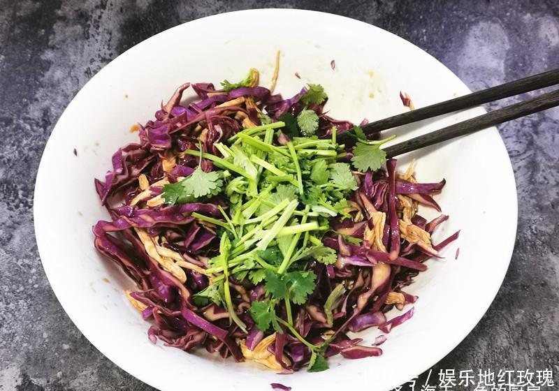 女儿寒假回来加餐,吃饺子搭配3道菜,女儿:还是在家吃饭幸福