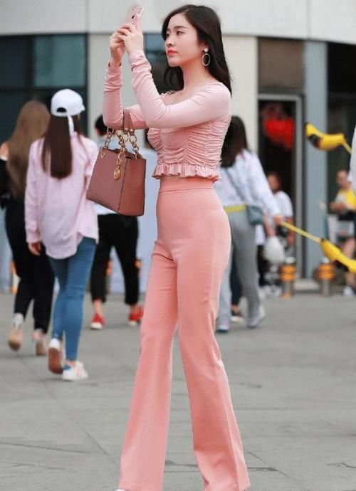 冬季搭配喇叭裤，使造型稍微增加休闲的个性，尽显时尚美丽