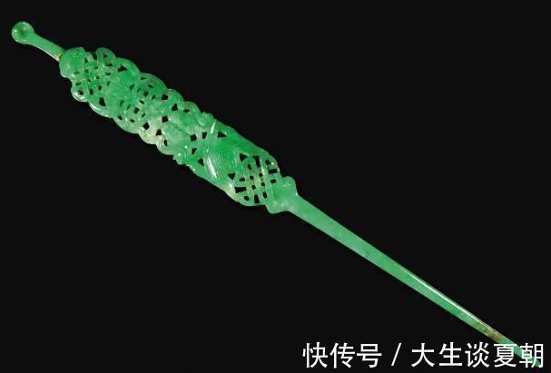 手镯 复古风再次刮起来,翡翠首饰造型富有立体感,代表国风首饰的特色