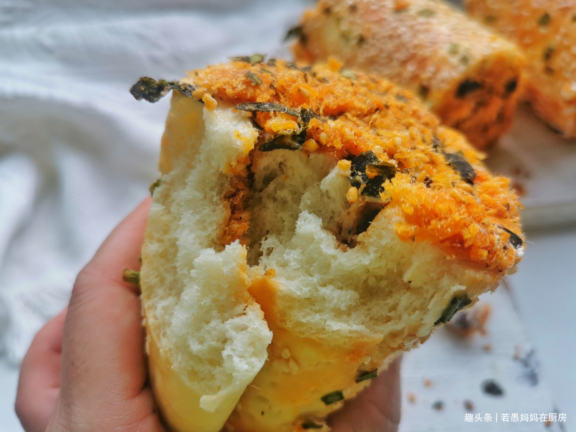 在家做香葱肉松面包卷，低糖少油，真材实料，比面包店买的要好吃