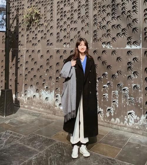 大衣显沉闷？那是你不会穿！内搭配这几个“颜色”，吸晴好看