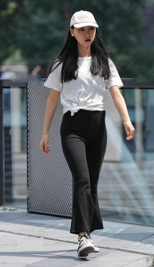 蕾丝|简约风格的一字带细跟凉鞋，搭配牛仔裤，就能展现女生的卓越风姿