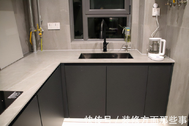 爱格|115平现代简约风,灰色影视墙是格栅和木饰面的结合