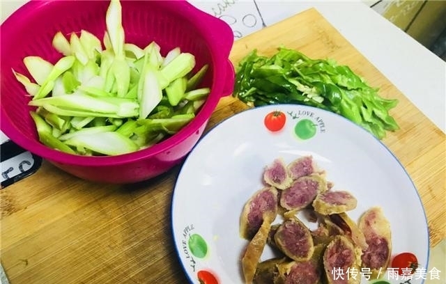 盼了一年的菜可以吃了,简单炒一下更好吃,更下饭!