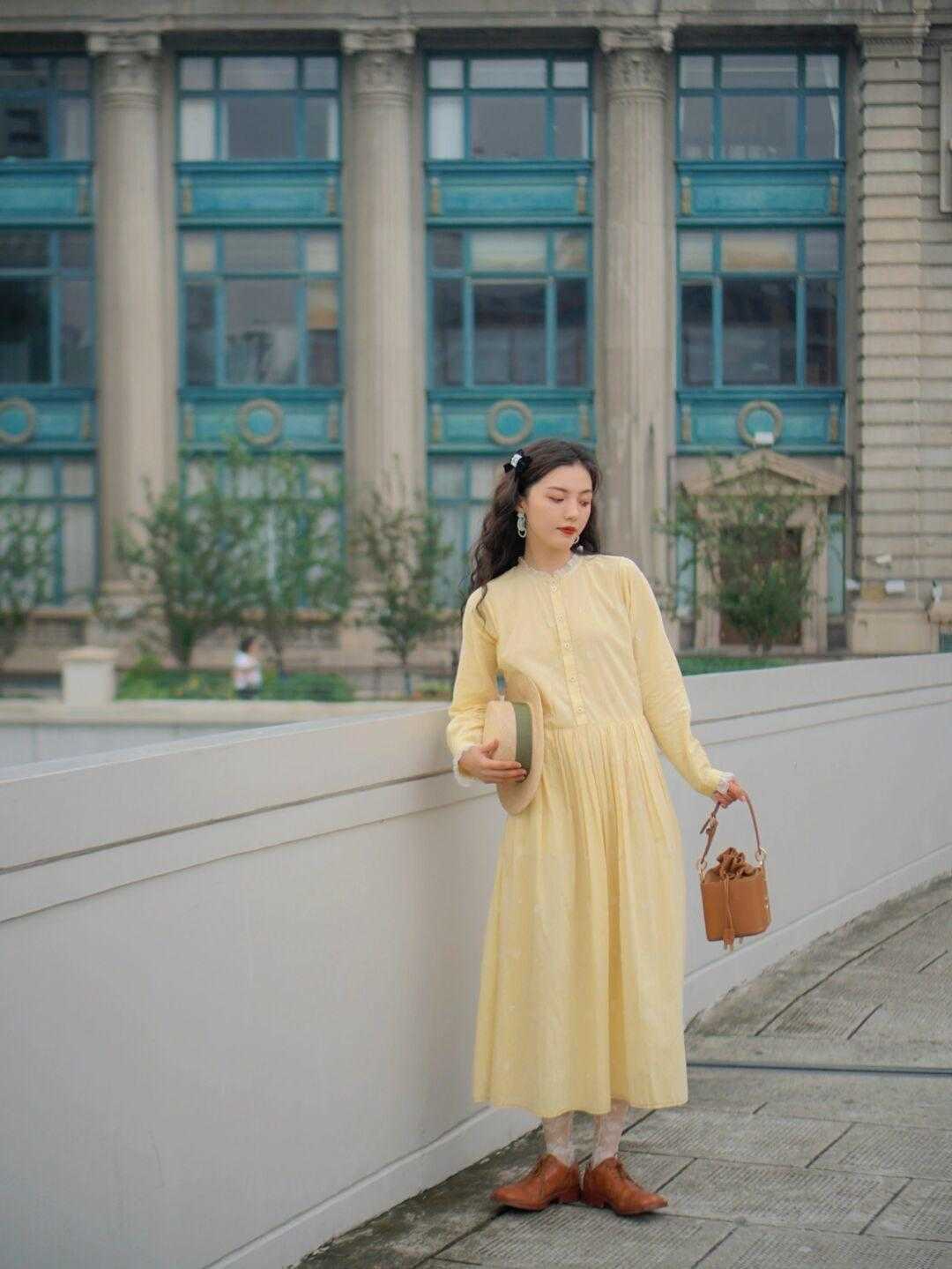 平底鞋|“腿胖”的女生可以尝试这样穿,衬衫搭配半身裙,修身又洋气