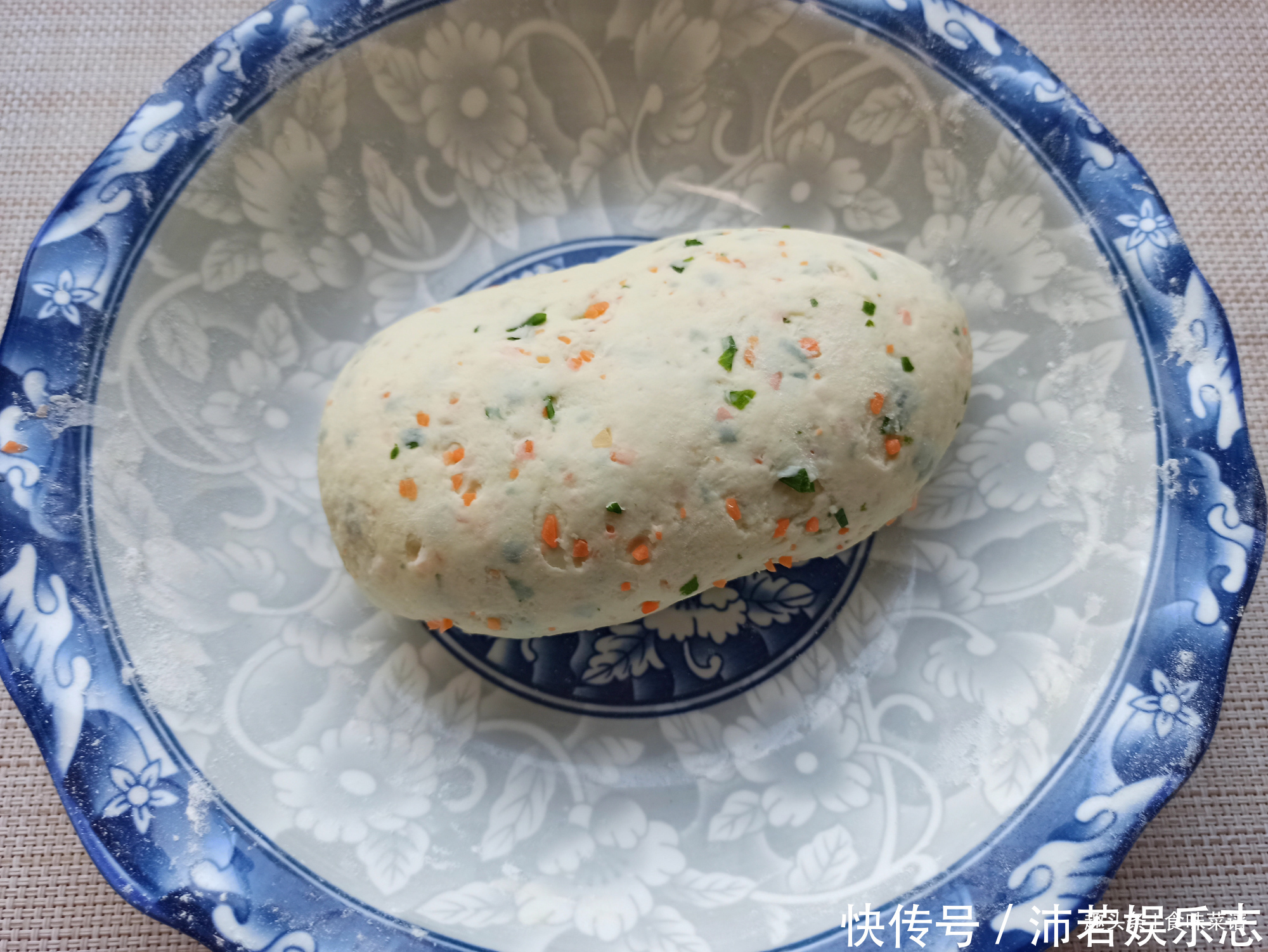 开水|面粉新吃法，无需发面，开水一烫就搞定，个个鼓大泡，比油条还香