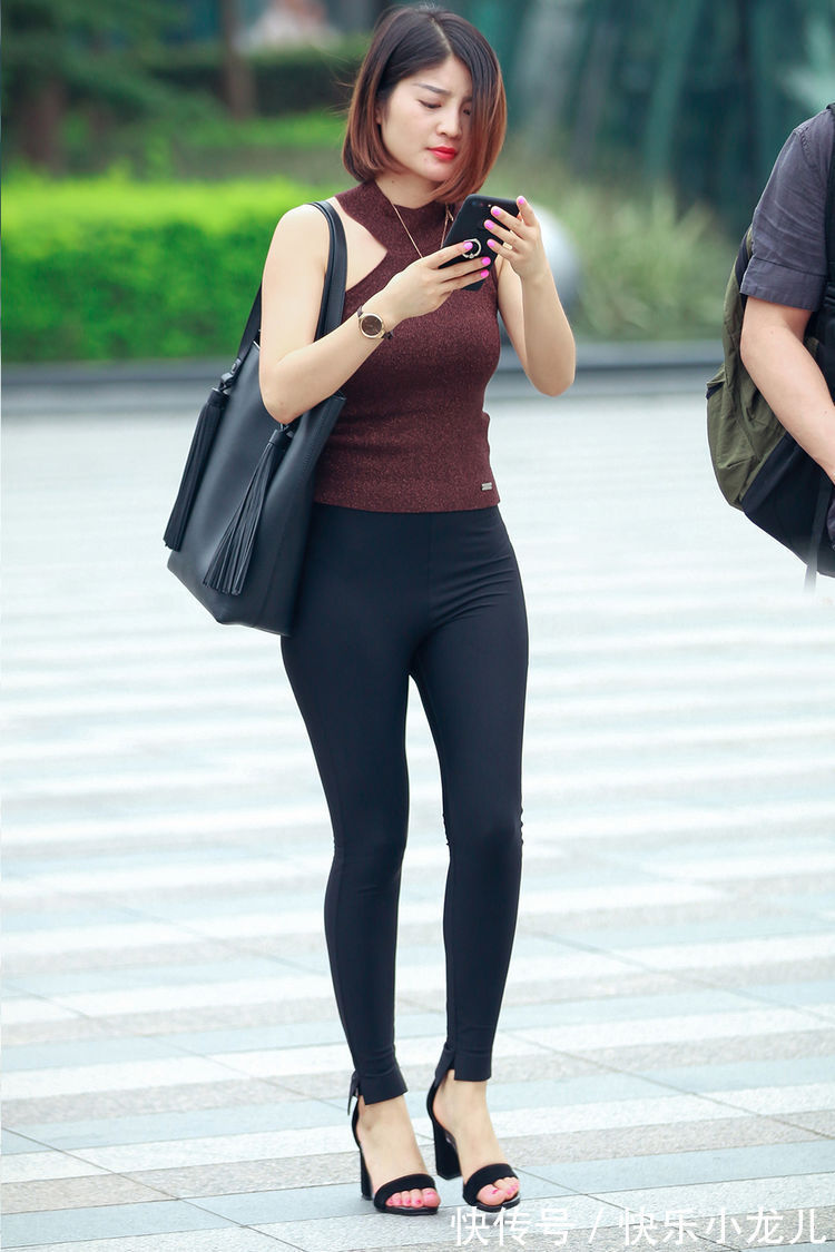 小姐姐|初秋紧身的打底裤,配个性小衫,穿出清凉显瘦的感觉,时尚又美丽