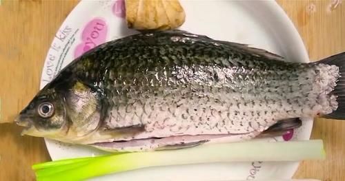 怎样炖鱼汤又白又鲜还不腥？记住这4点，鱼汤鲜美又营养，美极了