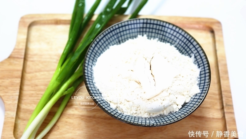 找对方法,即使用冷水和面,烙好的葱油饼,照样外酥里软