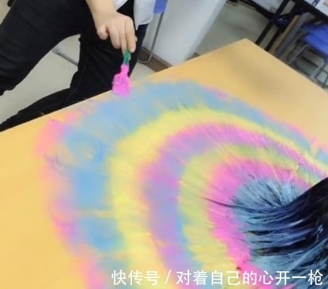 发型|奇闻:失恋女孩染了一头五颜六色的发型,比孔雀开屏还美啊
