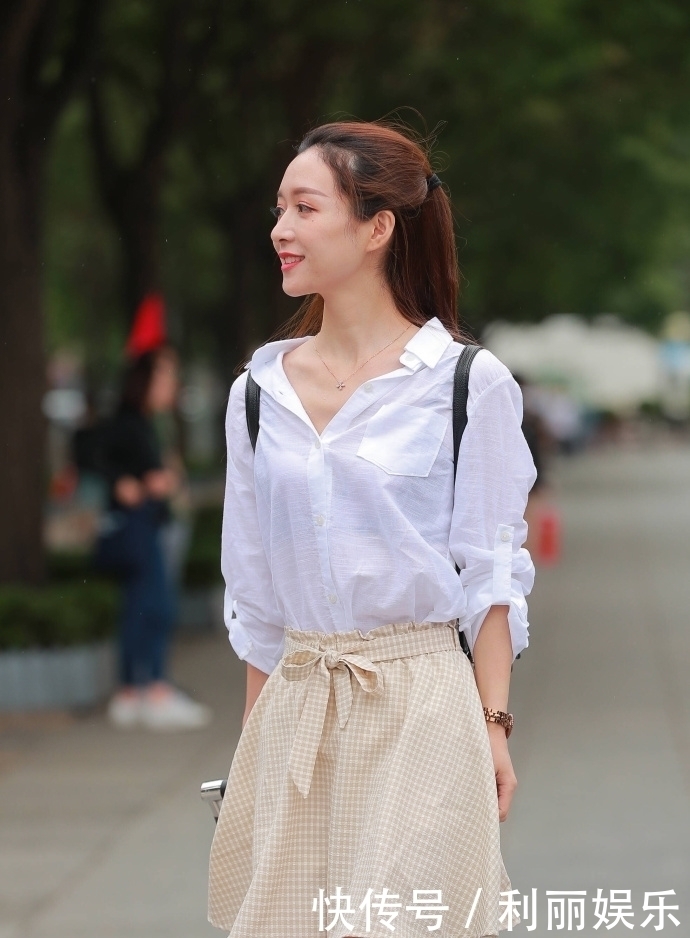 白色衬衫|街拍:白色衬衫的清纯小姐姐,搭配米色格子裙,尽显少女俏丽气质