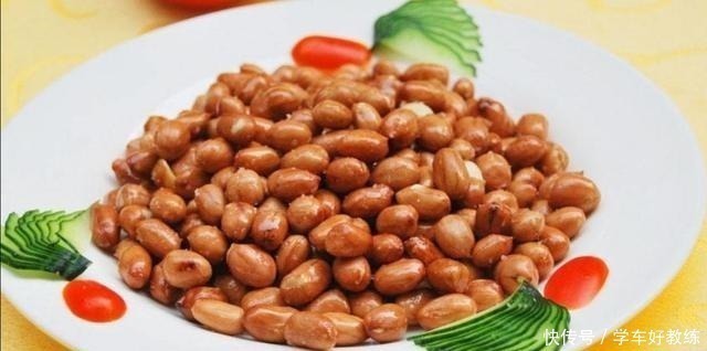 炸花生米|炸花生米时，撒盐撒酒都不对，饭店大厨放点它，30天不回潮
