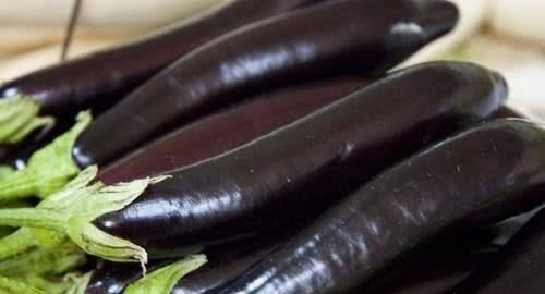 现在才晓得，炒茄子不能先放油，大厨教你1招，不发黑也不吸油