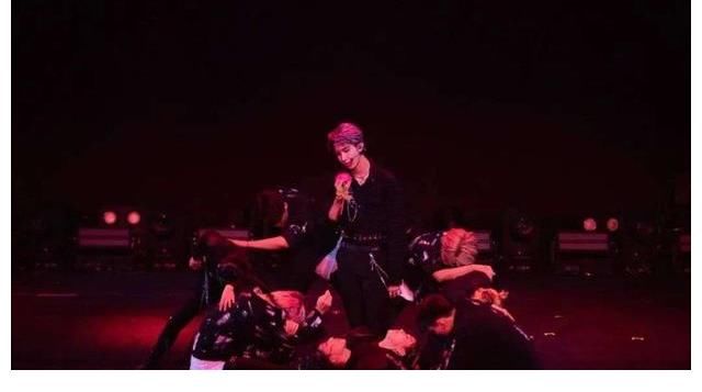 r1se|独家探访赵让TME live首秀:这一次,他一个人撑起了整个舞台