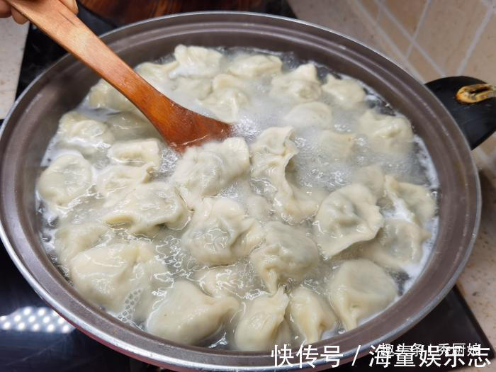 4月包饺子就用此菜,手脚冰凉的女性朋友要多吃,比芹菜韭菜还鲜