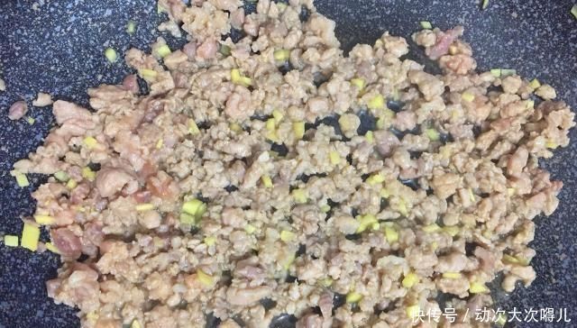  小炒|一把芹菜，一块猪肉，做出一道家常小炒，脆爽可口，简单又下饭