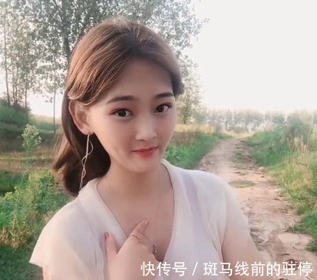 小姐姐 美女后面这条路这么不平,该修一下了