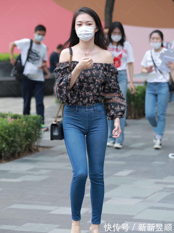 高跟鞋|一字肩碎花上衣，搭配修身牛仔裤，清凉百搭，时尚又好看