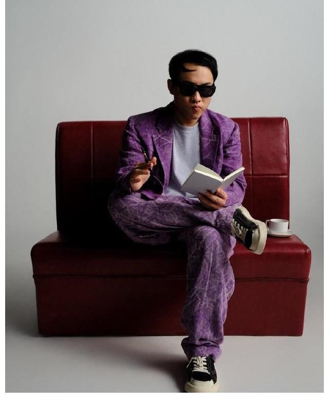 他，從小因長相被喊“怪物”，靠脫口秀征服觀眾，圈粉無數(shù)，憑啥