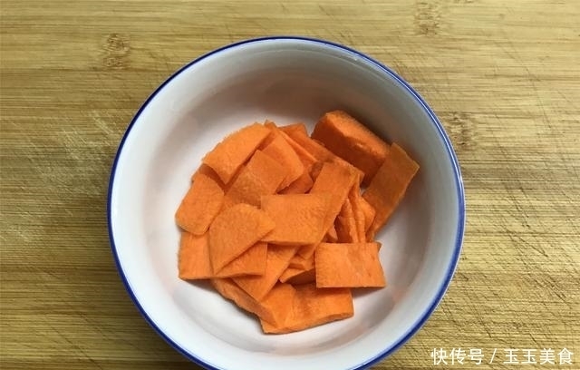 5分钟快手菜,三样素菜放一起,简单一炒,比大鱼大肉还好吃!